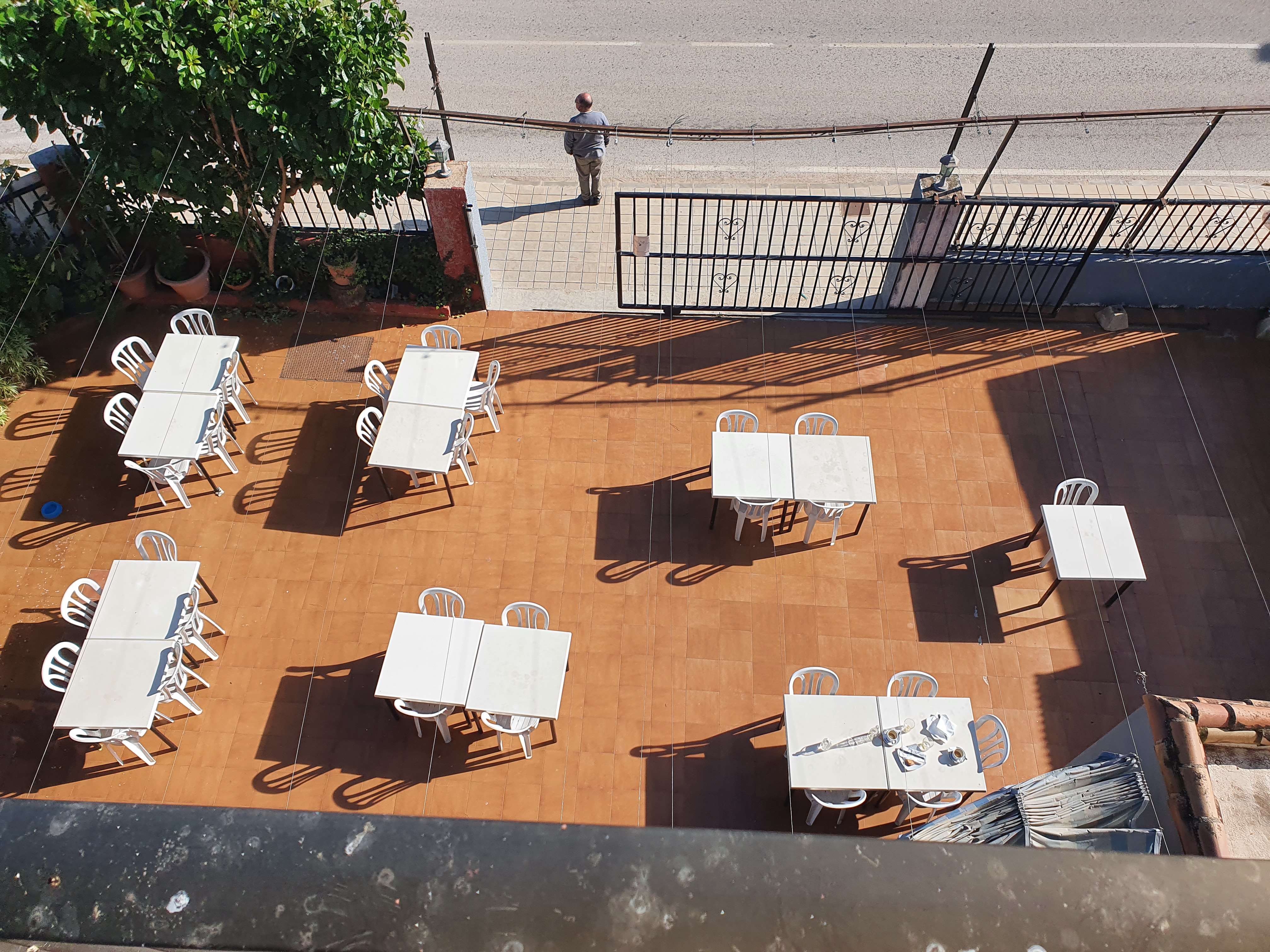 Verkoop van restaurant met twee eetzalen met terras en huisvesting in Tormos